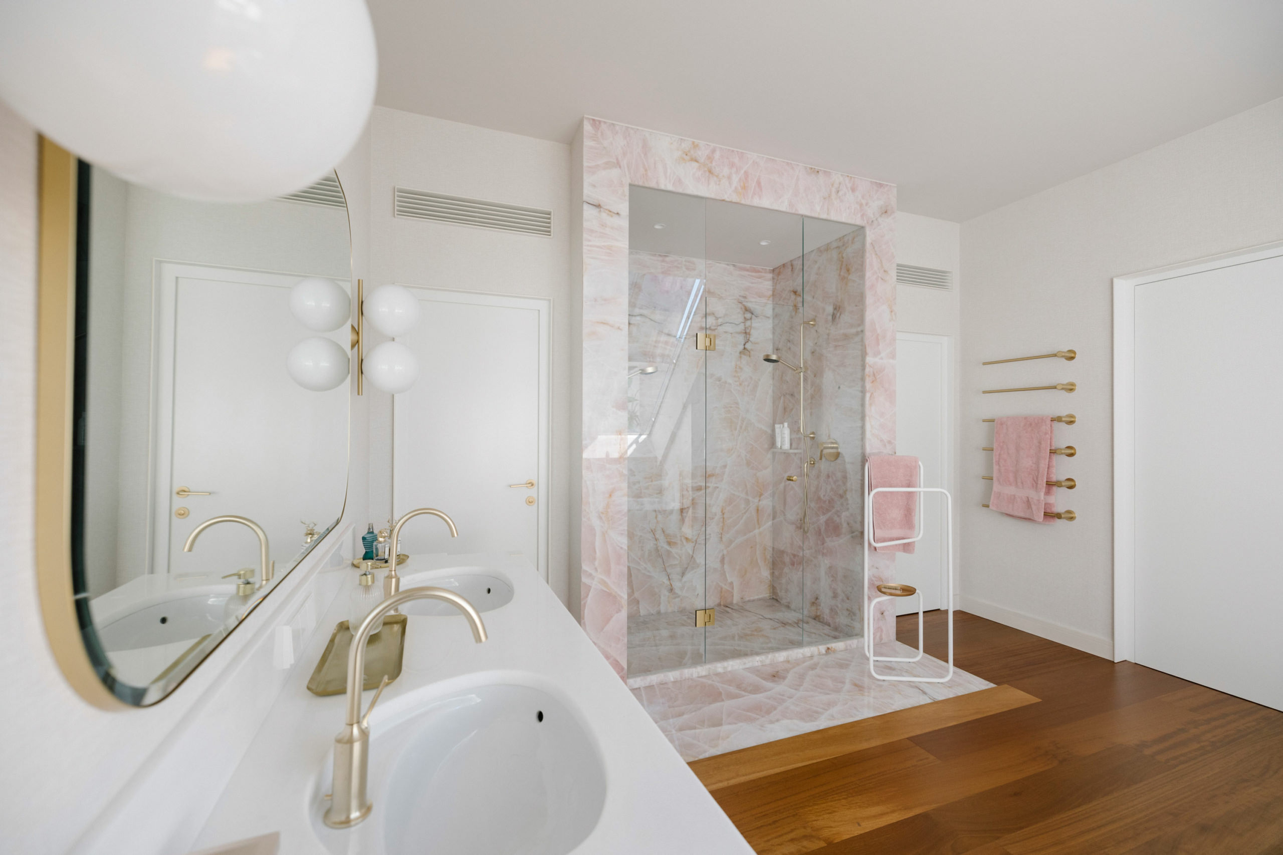 Zeitlos elegant – Interior Design für ein luxuriöses Penthouse von Meindl Cavar Concepts