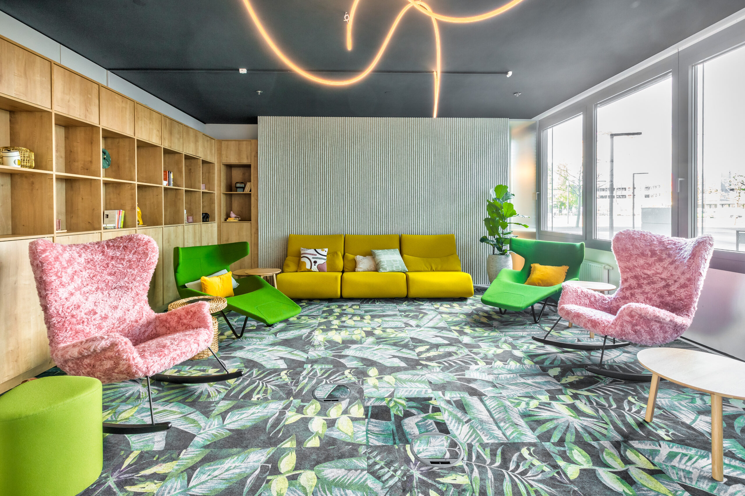 farbenfrohes Arbeitsraum & Coworking-Bereich
