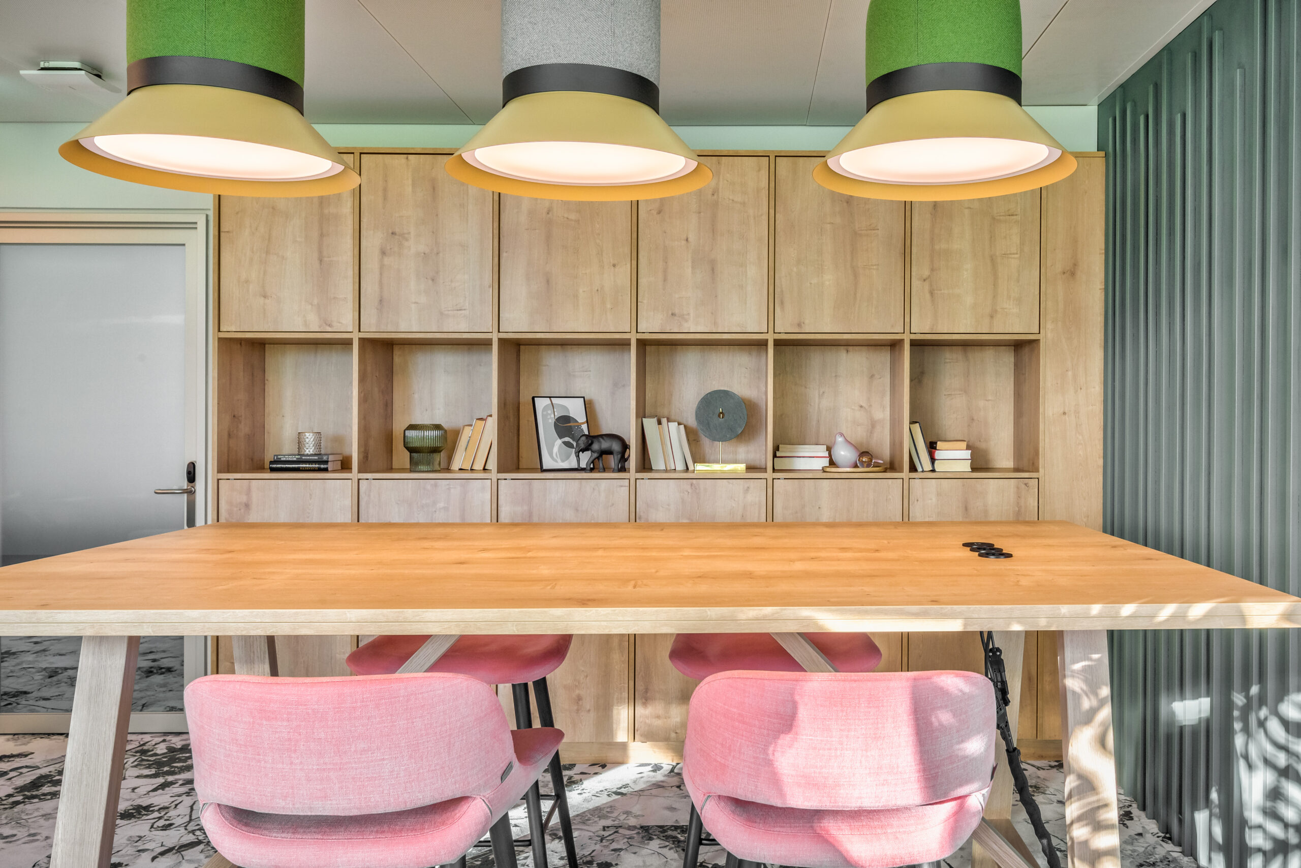 Farbenfrohe Arbeitsraum von Meindl Cavar Concepts