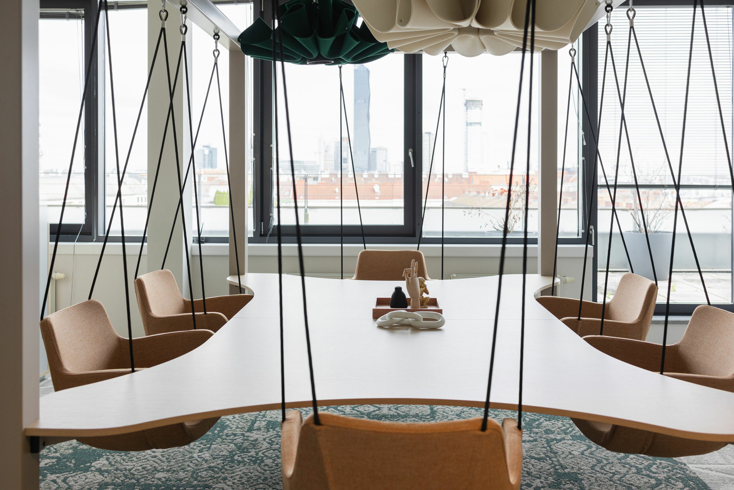 Ungezwungener Meetingbereich mit Schaukeln und Blick über Wien
